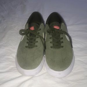 Nike Mens sneakers green suede size 11.5